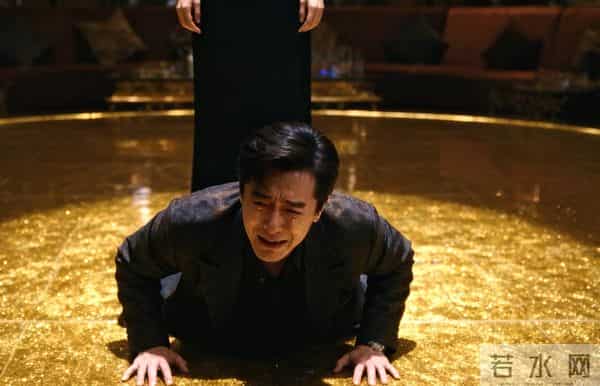 亲戚聚餐轮番挤兑我,老公一声不吭。我借口上厕所,发了条短信