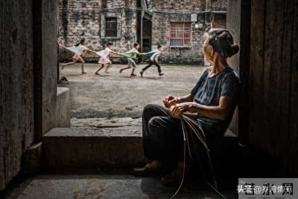 有这样的老人，简直就是儿女们的灾难，换做是谁，谁也扛不住！