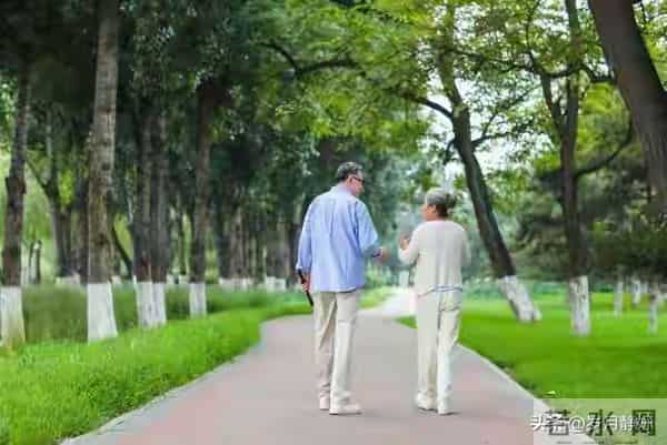 老了才明白:夫妻到六十五岁,若还有这三样,余生无憾!