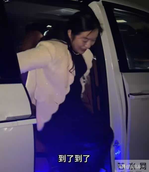 谢妈买新车 海军妈孤单在家 她耐心回复网友问题 偶尔农场有家人帮忙