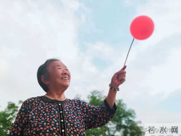 有这样的老人，简直就是儿女们的灾难，换做是谁，谁也扛不住！