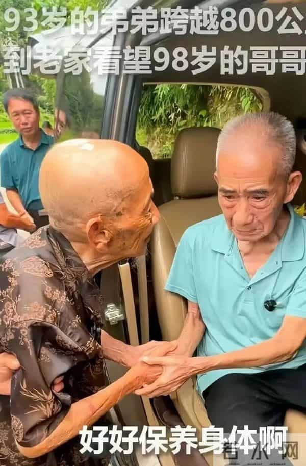 一母亲临终前将脑瘫儿子托付给21岁女儿,女儿含泪点头,谁料母亲去世后,她转身便丢下哥哥离开了家!