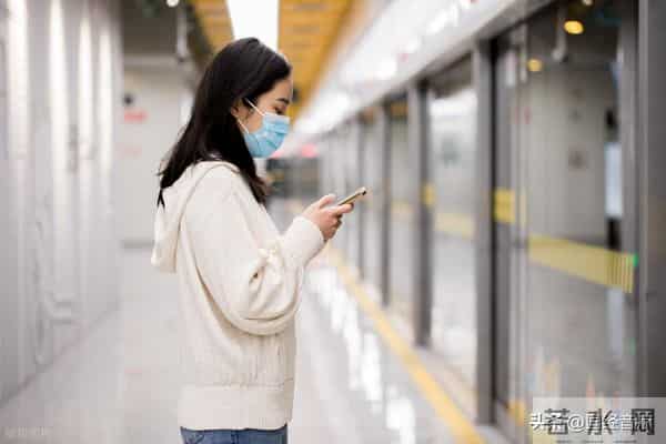 一女子上班时拿错老公的手机，半路上接到婆婆的电话，谁料，