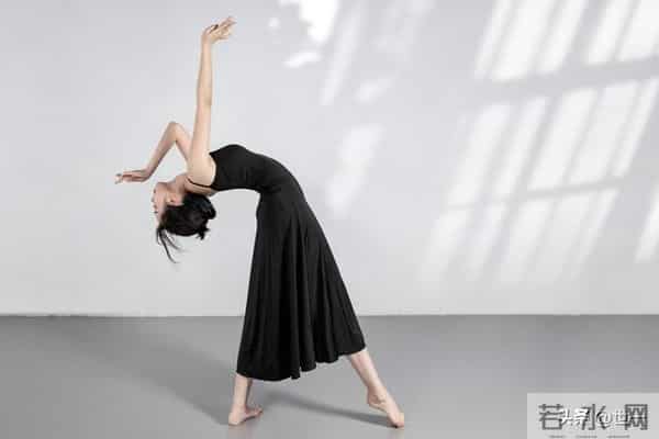 比暧昧更致命的，是女生这些撩到灵魂的小动作