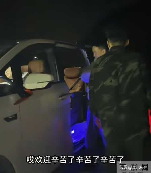 谢妈买新车 海军妈孤单在家 她耐心回复网友问题 偶尔农场有家人帮忙