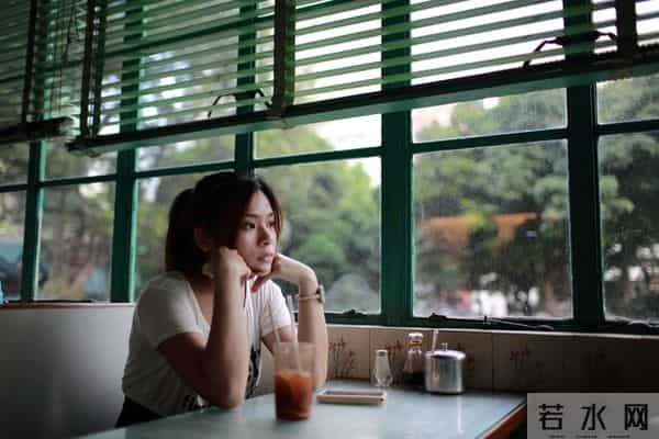 女人主动“勾”男人时，常会说这2句话，男人别听不懂！