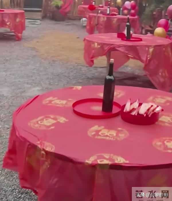 50岁堂哥终于翻身了!儿子结婚没彩礼,村干部亲自上门帮忙送快递