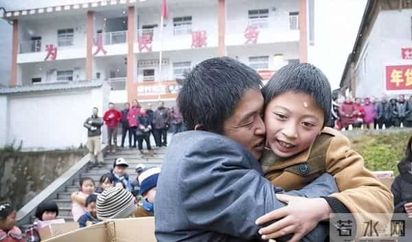 因吃了继母瓜子被父亲毒打3年,老年求和时,儿子:你我生死无关