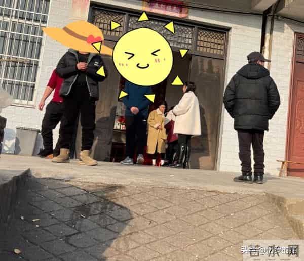 50岁堂哥终于翻身了!儿子结婚没彩礼,村干部亲自上门帮忙送快递