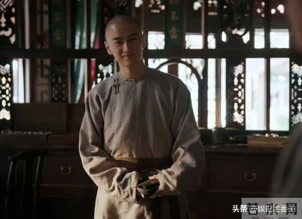 《大生意人》她气场强大，妈妈是第一代经纪人，前男友也在剧中