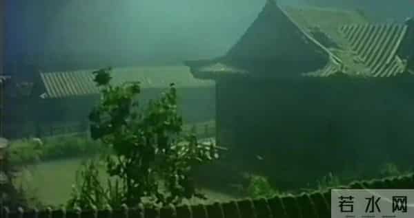 林青霞早年古装鬼片《古镜幽魂》:相传古井里有一名绝色美女