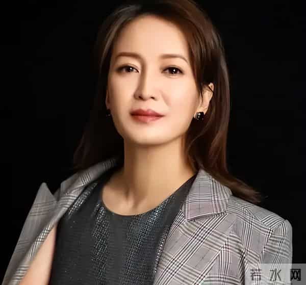 她长得漂亮,演技好,父母却一个瘫痪,一个截肢,丈夫将她宠成宝