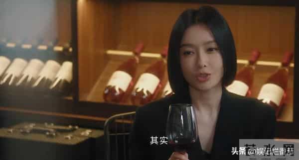 眼神呆滞,面部僵硬,身材干瘪,没白冰的气质,钟汉良也带不动她