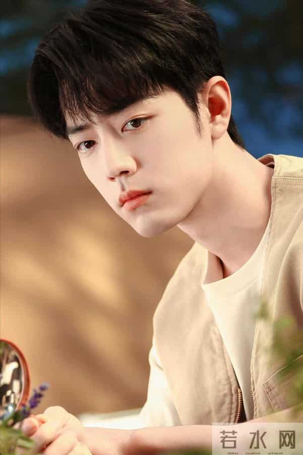 肖战周依然搂肩抱镜头炸热搜!《得闲谨制》路透:这对画风跑偏了