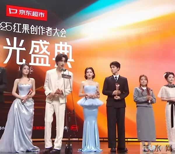 首届短剧鎏光盛典近百人扎堆,奖项争议拉满,刘宇航提榴莲走红毯