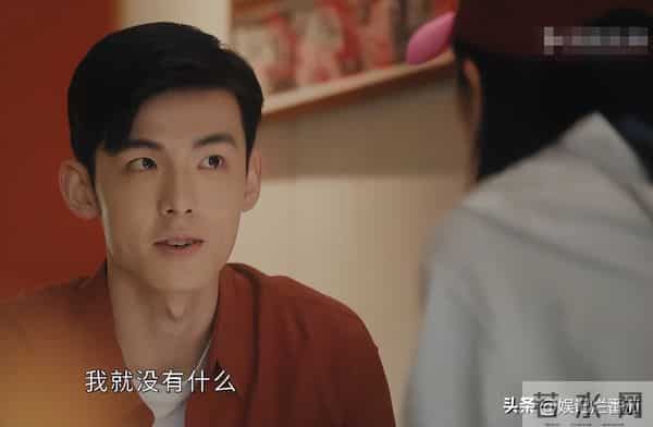 别再尬演“白月光”了!笑容僵硬、声音沙哑,这也能迷倒男人?