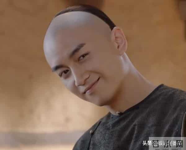 《大生意人》她气场强大，妈妈是第一代经纪人，前男友也在剧中