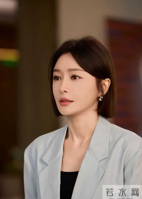 眼神呆滞,面部僵硬,身材干瘪,没白冰的气质,钟汉良也带不动她