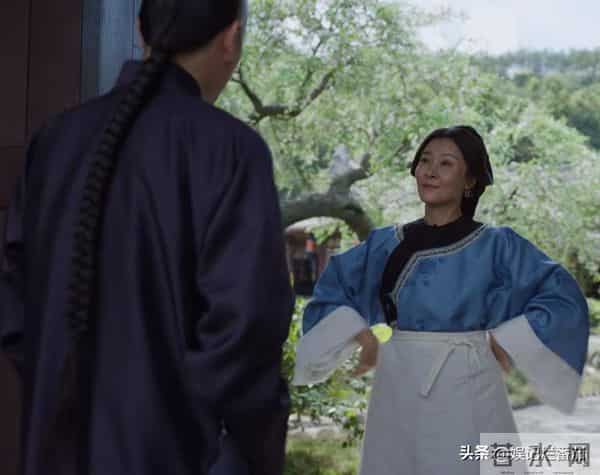 《大生意人》她气场强大，妈妈是第一代经纪人，前男友也在剧中