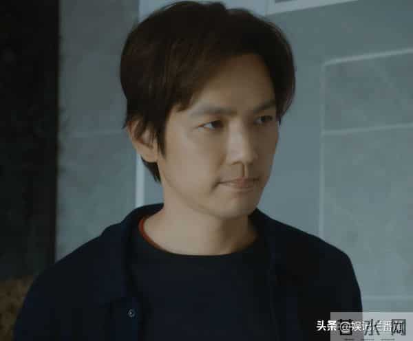 眼神呆滞,面部僵硬,身材干瘪,没白冰的气质,钟汉良也带不动她