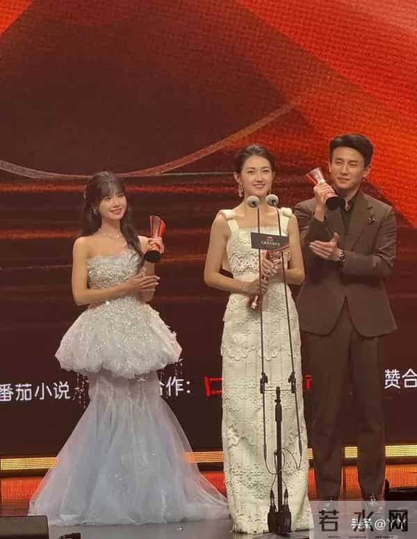 首届短剧鎏光盛典近百人扎堆,奖项争议拉满,刘宇航提榴莲走红毯