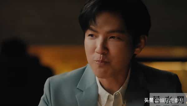 眼神呆滞,面部僵硬,身材干瘪,没白冰的气质,钟汉良也带不动她