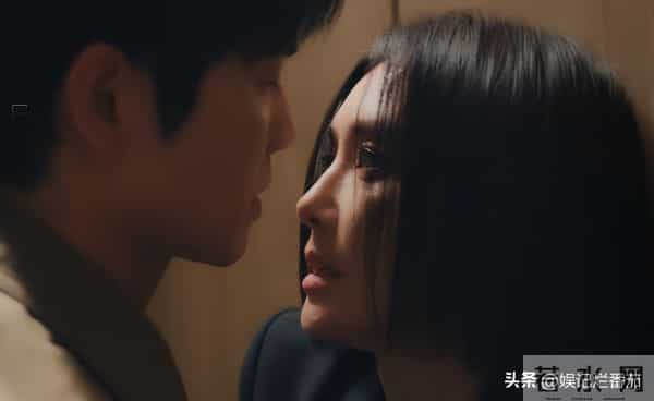 眼神呆滞,面部僵硬,身材干瘪,没白冰的气质,钟汉良也带不动她