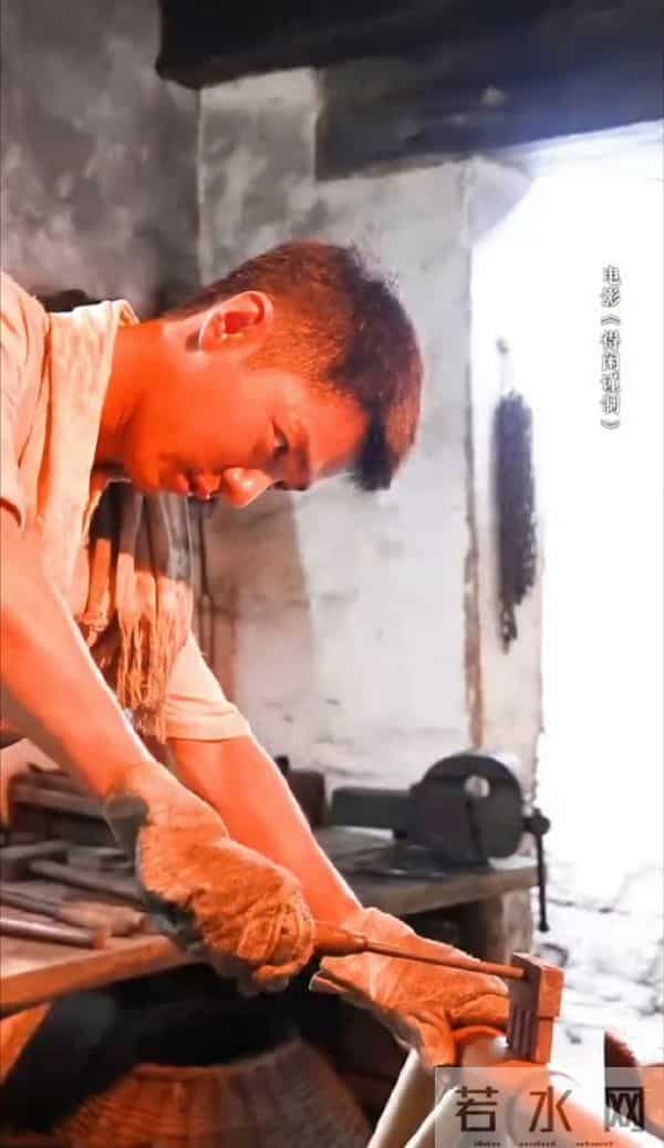 肖战《得闲谨制》定档!正午阳光首部电影,票房预测3-40亿跨度大