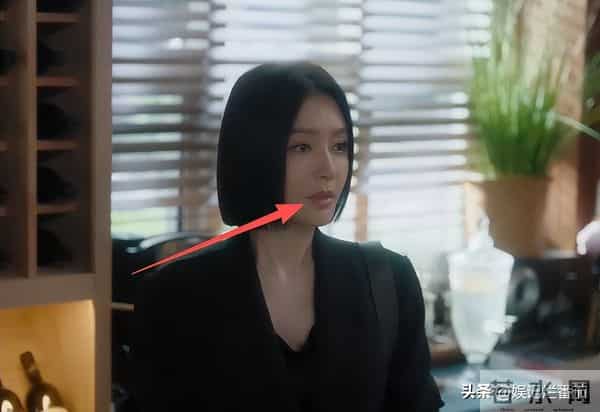 眼神呆滞,面部僵硬,身材干瘪,没白冰的气质,钟汉良也带不动她