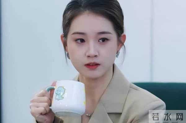 刘诗诗也不会想到,曾在她身边演丫鬟的女孩,在另一个赛道成顶流