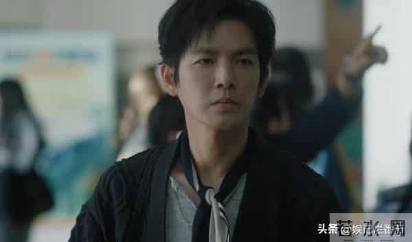 别再尬演“白月光”了!笑容僵硬、声音沙哑,这也能迷倒男人?