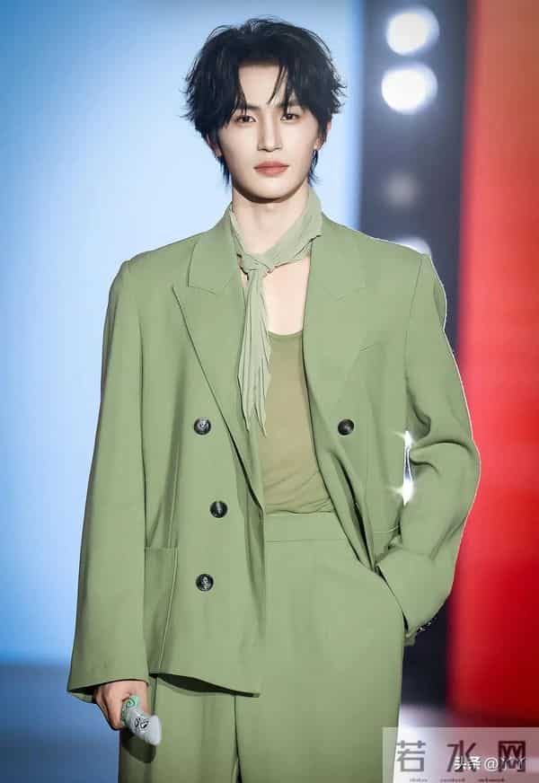 首届短剧鎏光盛典近百人扎堆,奖项争议拉满,刘宇航提榴莲走红毯