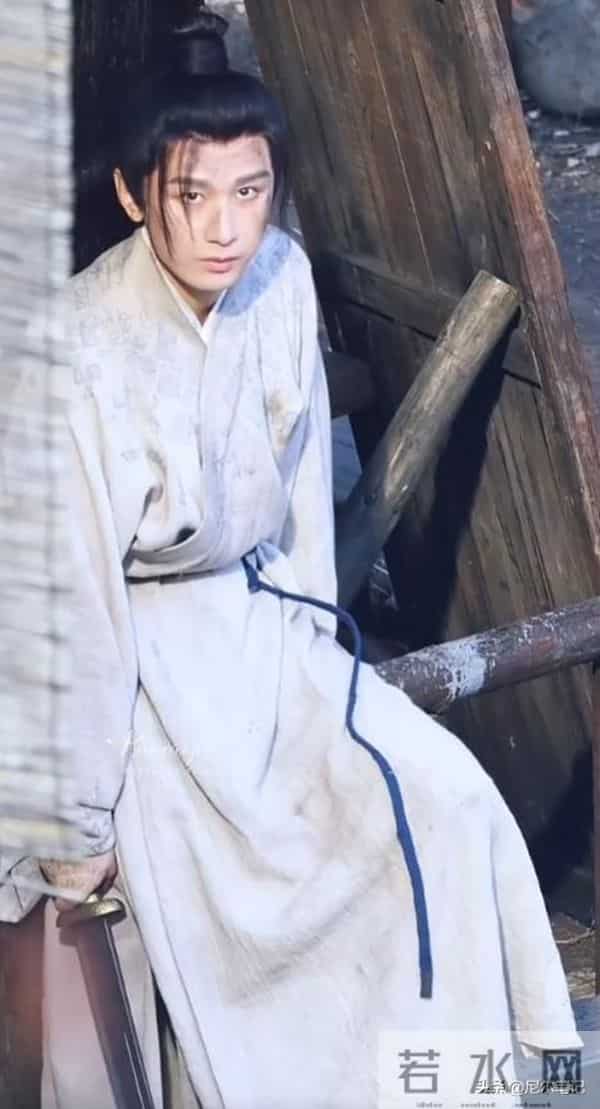 35岁成毅拍打戏受伤,腰部受重击后脑勺撞地,张晋的教训他没看懂