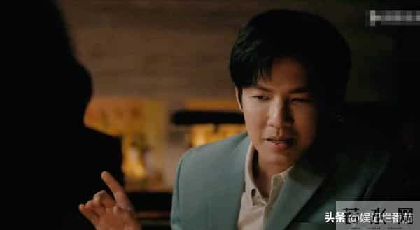 别再尬演“白月光”了!笑容僵硬、声音沙哑,这也能迷倒男人?