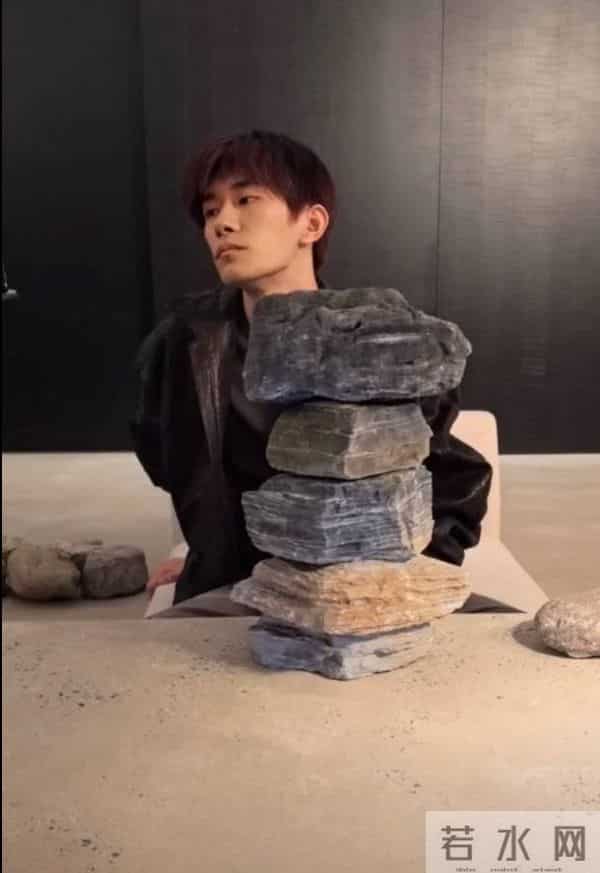 易烊千玺给石头鞠躬？顶流片场社死名场面，石头：我先碎为敬！