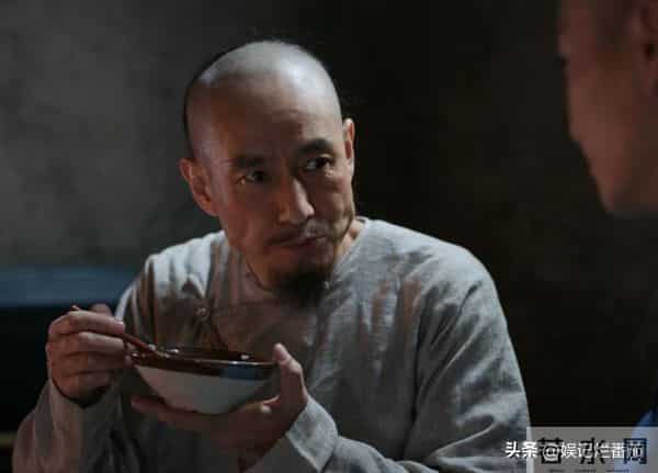 《大生意人》她气场强大，妈妈是第一代经纪人，前男友也在剧中