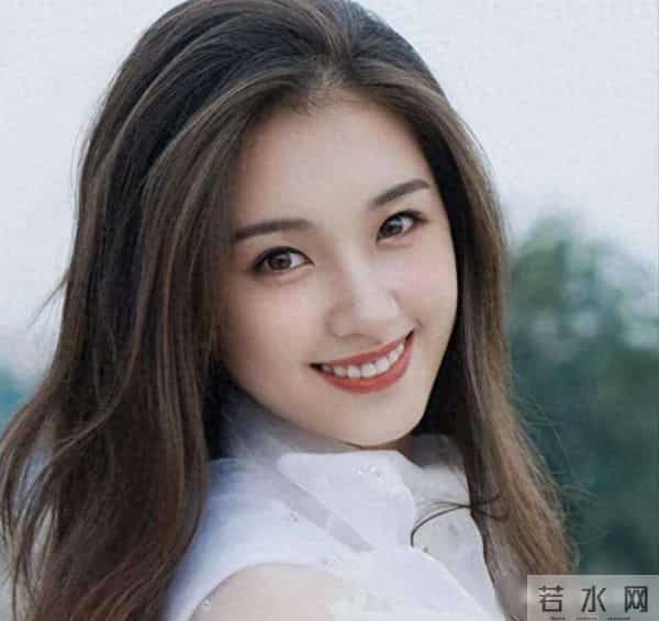 刘诗诗也不会想到,曾在她身边演丫鬟的女孩,在另一个赛道成顶流