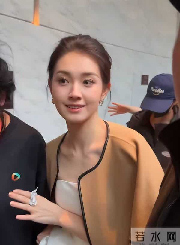 短剧盛典“见光死”,郭宇欣脸凹土气,张晋宜吊稍眼,陈芳彤肿了