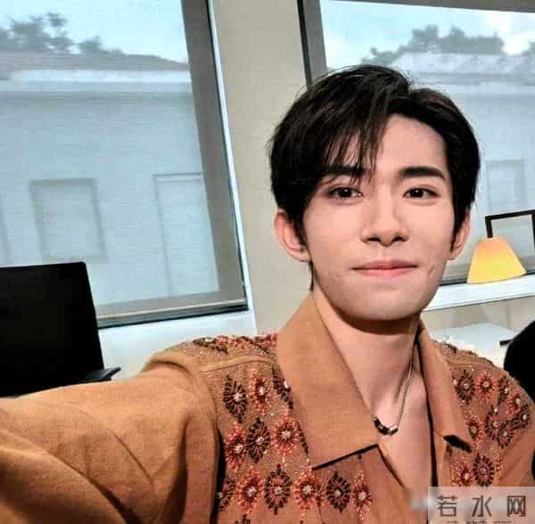 易烊千玺获奖内幕:王晶直言残疾人角色胜出太简单,争议爆棚