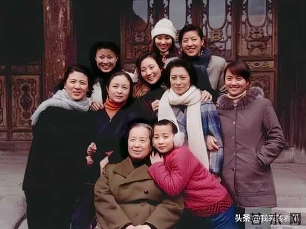 郑铮和朱媛媛离开了,家有九凤和九九归一不会褪色,家人还在怀念