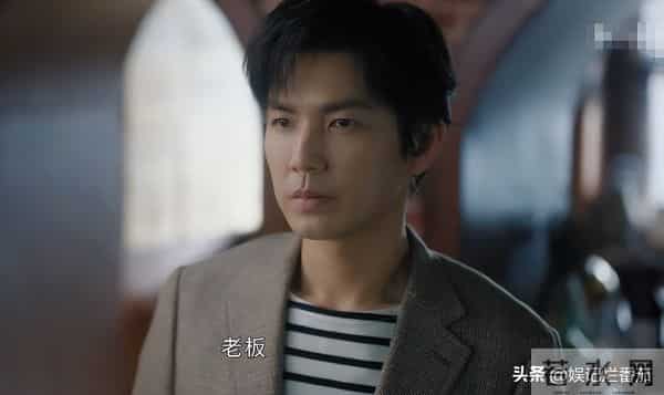 别再尬演“白月光”了!笑容僵硬、声音沙哑,这也能迷倒男人?