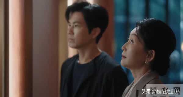 眼神呆滞,面部僵硬,身材干瘪,没白冰的气质,钟汉良也带不动她