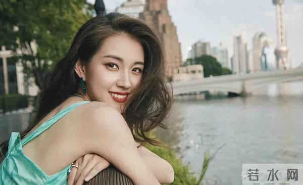 刘诗诗也不会想到,曾在她身边演丫鬟的女孩,在另一个赛道成顶流