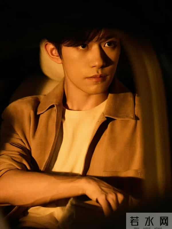 当25岁的易烊千玺捧起金鸡影帝的奖杯时——属于他的电影时代来了