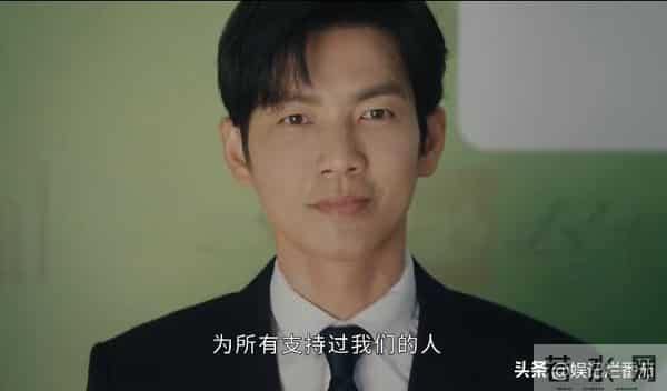 别再尬演“白月光”了!笑容僵硬、声音沙哑,这也能迷倒男人?