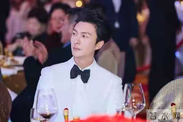 TVB视帝内地电影开拍当男一，角色造型夸张，网友褒贬不一