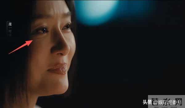 眼神呆滞,面部僵硬,身材干瘪,没白冰的气质,钟汉良也带不动她