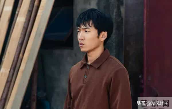 八岁出道,演过50多部剧,包括父母爱情!长相一般但演戏很有意思