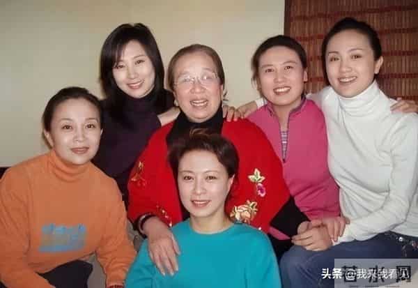 郑铮和朱媛媛离开了,家有九凤和九九归一不会褪色,家人还在怀念