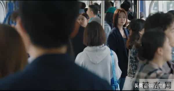 眼神呆滞,面部僵硬,身材干瘪,没白冰的气质,钟汉良也带不动她